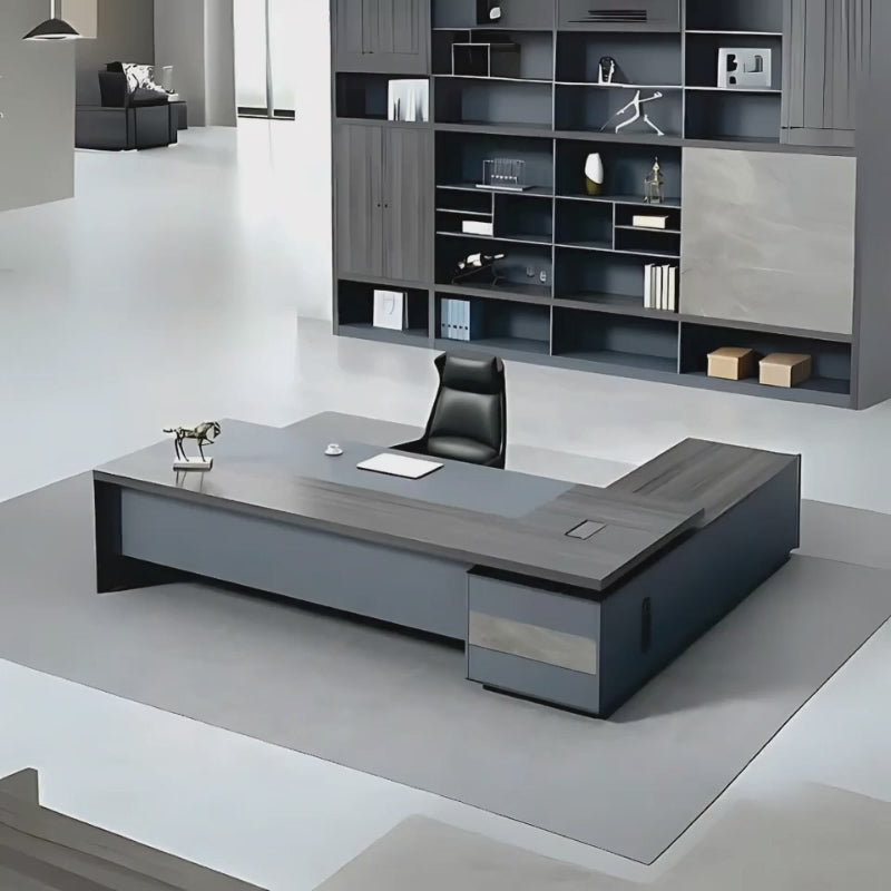 Escritorio ejecutivo con credenza lateral derecha o izquierda según sea el uso, con medidas en escritorio 180 x 80 x 75, fabricado en tablero laminado doble cara 28 mm; su credenza, fabricada en tablero laminado doble cara 16 mm, 180 x 50 x 65. Aura Muebles, modelo EEJ10.