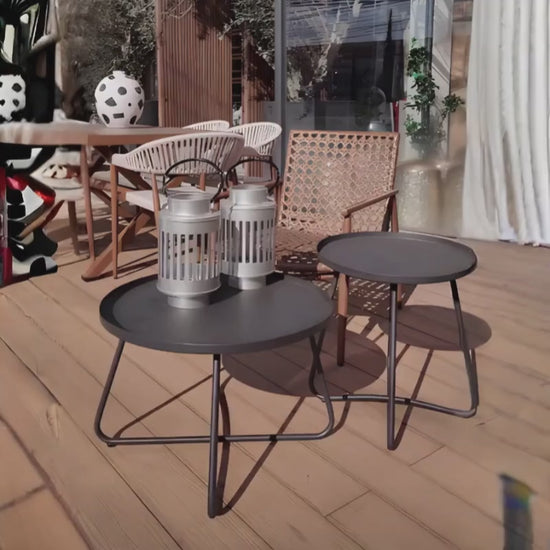 Set de mesas para exterior modelo CABO en color negro. Diseño moderno de dos alturas, ideal para terrazas, jardines, hoteles y áreas de lounge.