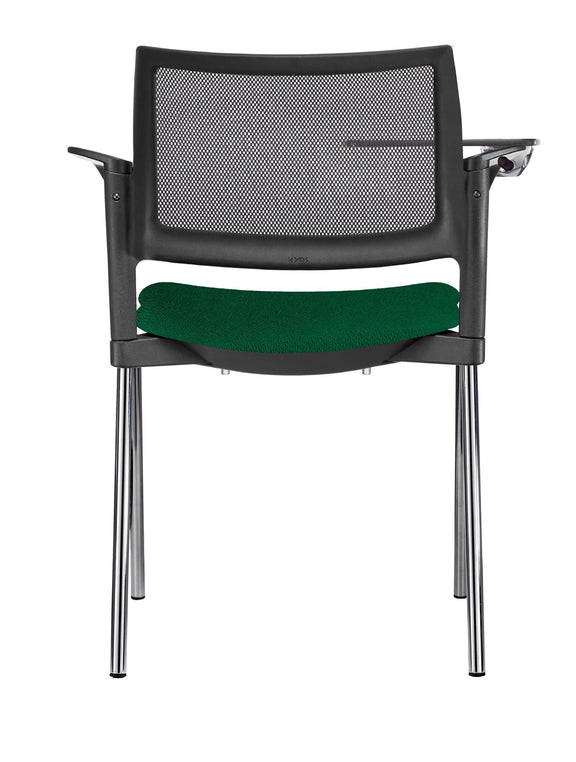 El pupitre escolar Kyos OHP‑379CR; mantiene una estructura cromada elegante, respaldo en malla ergonómica, asiento acolchonado, paleta abatible y rodajas dobles, ideal para aulas, universidades y espacios de formación.