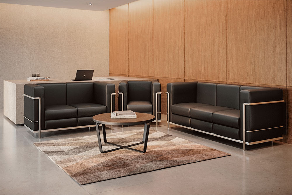 Conjunto de sillones Cubic de 1, 2 y 3 plazas en una elegante sala de espera con fondo de madera