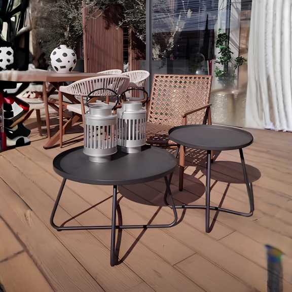 Set de mesas para exterior modelo CABO en color negro. Diseño moderno de dos alturas, ideal para terrazas, jardines, hoteles y áreas de lounge.