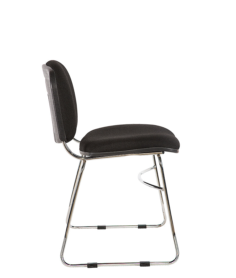 Vista lateral de la silla de visita A-135 CRL mostrando perfil y estructura cromada.