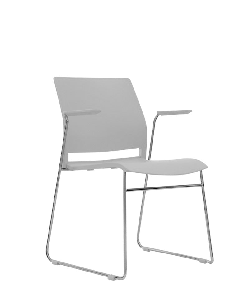 Silla de visita modelo A-620 vista en ángulo con estructura cromada y asiento en polipropileno