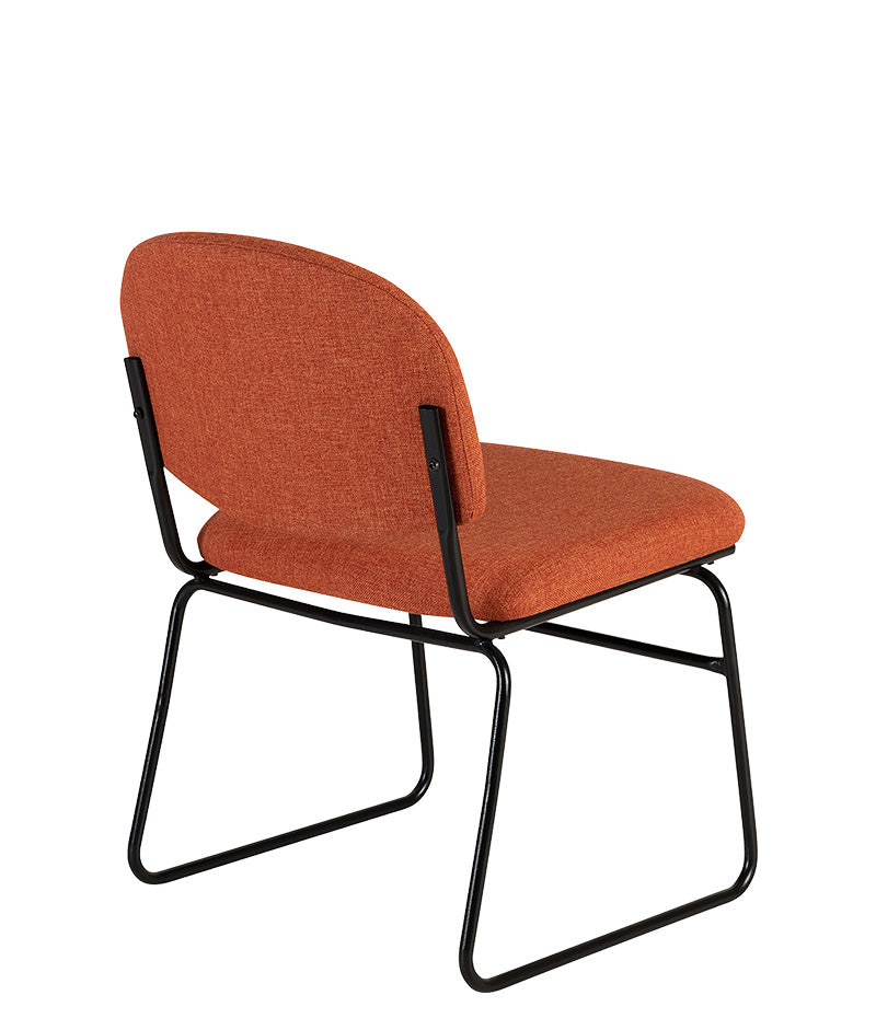 Vista posterior en ángulo 3/4 de la silla de visita AB-750 en color óxido.