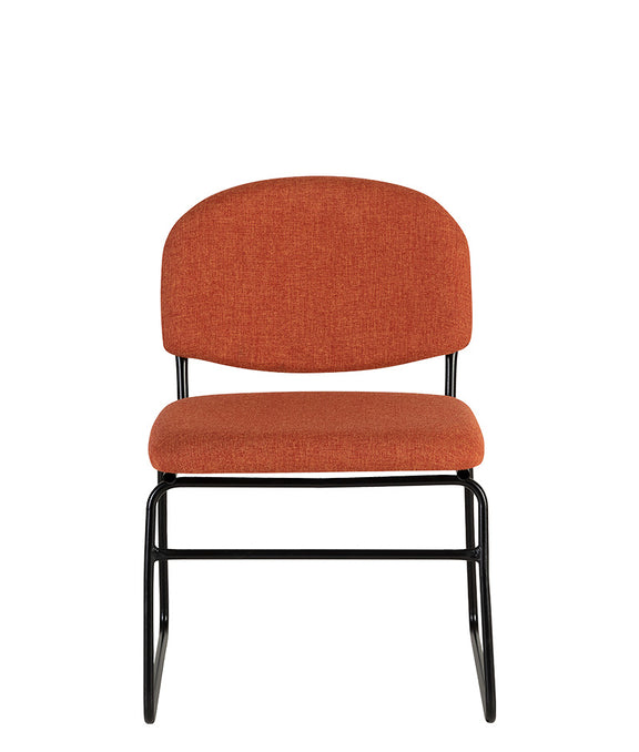 Vista frontal de silla de visita AB-750 con estructura metálica y tapiz en color naranja.