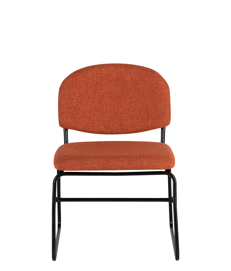 Vista frontal de silla de visita AB-750 con estructura metálica y tapiz en color naranja.