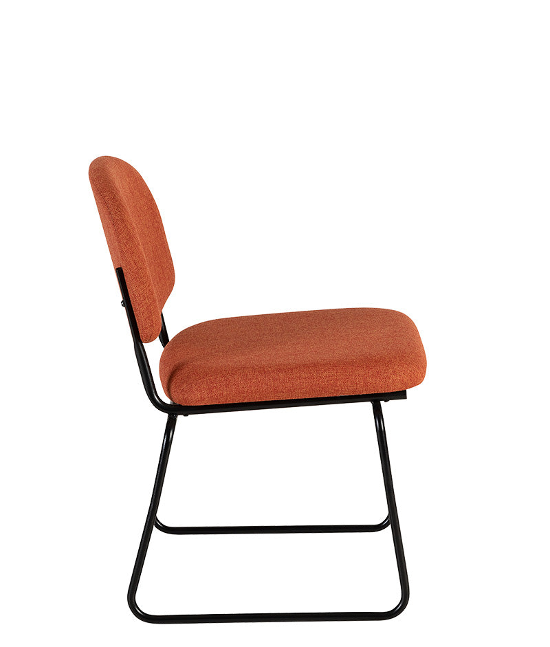 Vista lateral de silla de visita AB-750 con base tipo trineo y diseño ergonómico.
