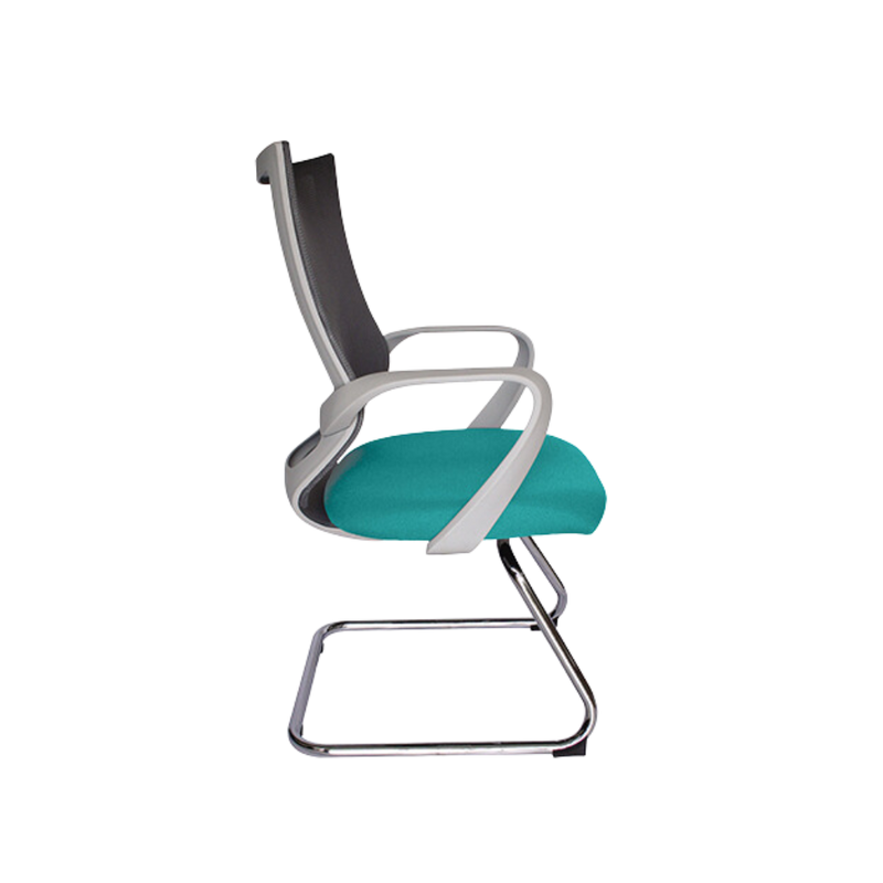 Silla de visita ejecutiva EQUA color gris base trineo de acero tubular redondo de 1" de diámetro calibre 14 con terminado en cromo brazos de polipropileno semi-rígido Aura Muebles modelo OHV-188