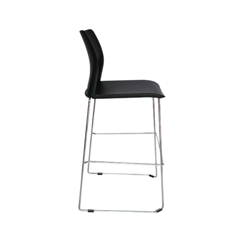 Silla de visita ALPHA estructura barra de acero sólido de 11 mm de diámetro con terminado en cromo asiento y respaldo en dos piezas en polipropileno de alta resistencia y duración Aura Muebles modelo OHV-102 alta