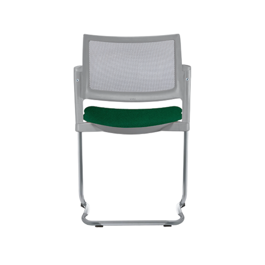 Silla de visita KYOS Estructura Tipo trineo de acero tubular de 7/8" de diámetro calibre 14 con acabado en pintura epóxica (electrostática) color negro mate o gris Aura Muebles modelo OHT-373