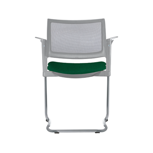 Silla de visita KYOS Estructura Tipo trineo de acero tubular de 7/8" de diámetro calibre 14 con acabado en pintura epóxica (electrostática) color negro mate o gris y con descansabrazos de poliuretano en color gris o negro Aura Muebles modelo OHT-374