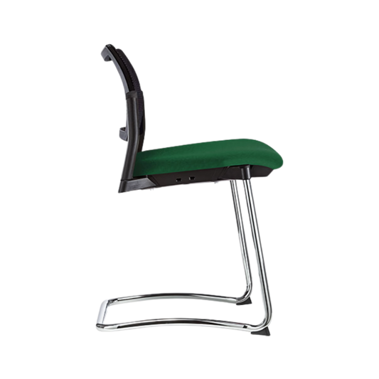 Silla de visita KYOS Estructura Tipo trineo de acero tubular de 7/8" de diámetro calibre 14 terminado en cromo Respaldo En malla diseño ergonómico Aura Muebles modelo OHT-375 cromada
