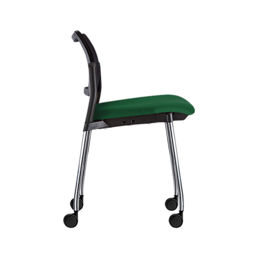 Silla de visita KYOS estructura de acero tubular de 7/8" de diámetro calibre 14 terminado en cromo y con rodajas giratorias tipo dual en color negro Aura Muebles modelo OHV-370 cromada