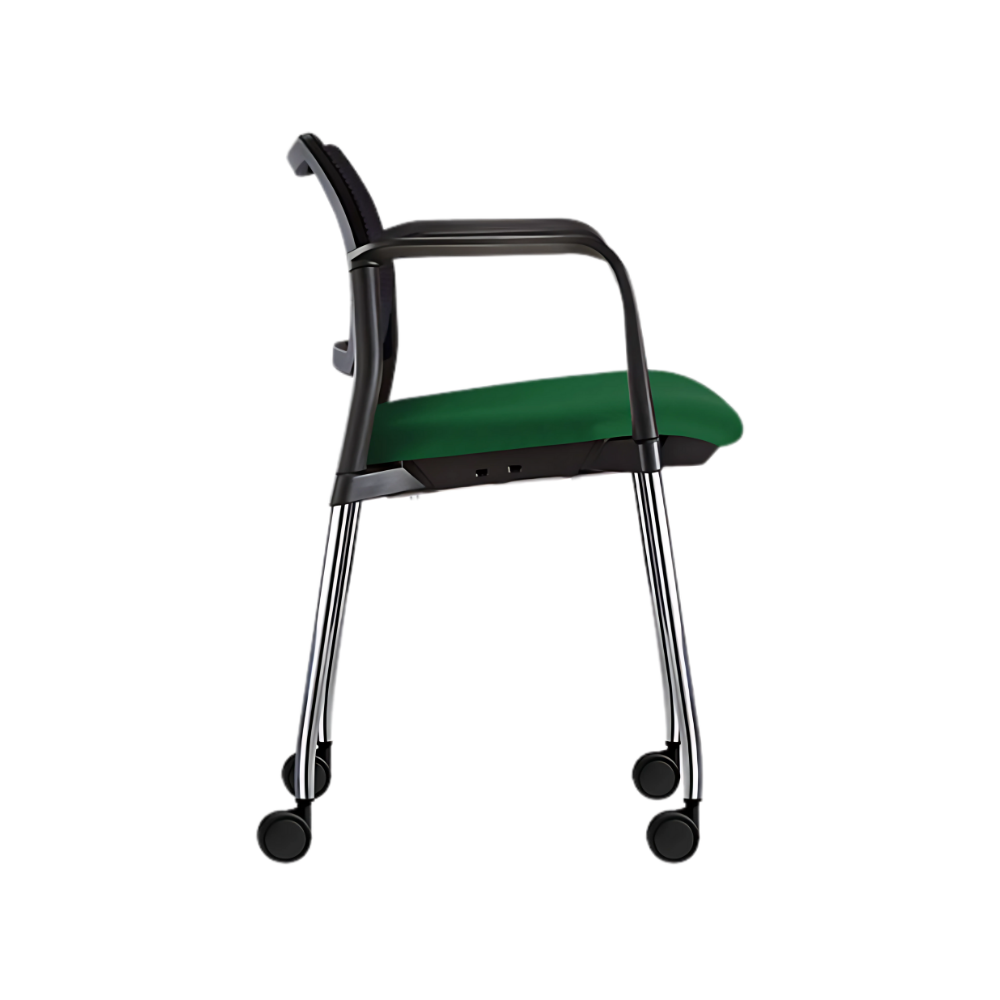 Silla de visita KYOS Estructura De acero tubular de 7/8" de diámetro calibre 14 terminado en cromo con rodajas giratorias tipo dual en color negro y con descansabrazos de poliuretano en color gris o negro Respaldo En malla diseño ergonómico Aura Muebles modelo OHV-372 cromada