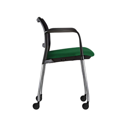 Silla de visita KYOS Estructura De acero tubular de 7/8" de diámetro calibre 14 terminado en cromo con rodajas giratorias tipo dual en color negro y con descansabrazos de poliuretano en color gris o negro Respaldo En malla diseño ergonómico Aura Muebles modelo OHV-372 cromada