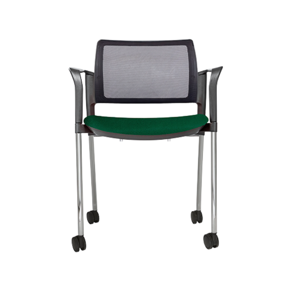 Silla de visita KYOS Estructura De acero tubular de 7/8" de diámetro calibre 14 terminado en cromo con rodajas giratorias tipo dual en color negro y con descansabrazos de poliuretano en color gris o negro Respaldo En malla diseño ergonómico Aura Muebles modelo OHV-372 cromada