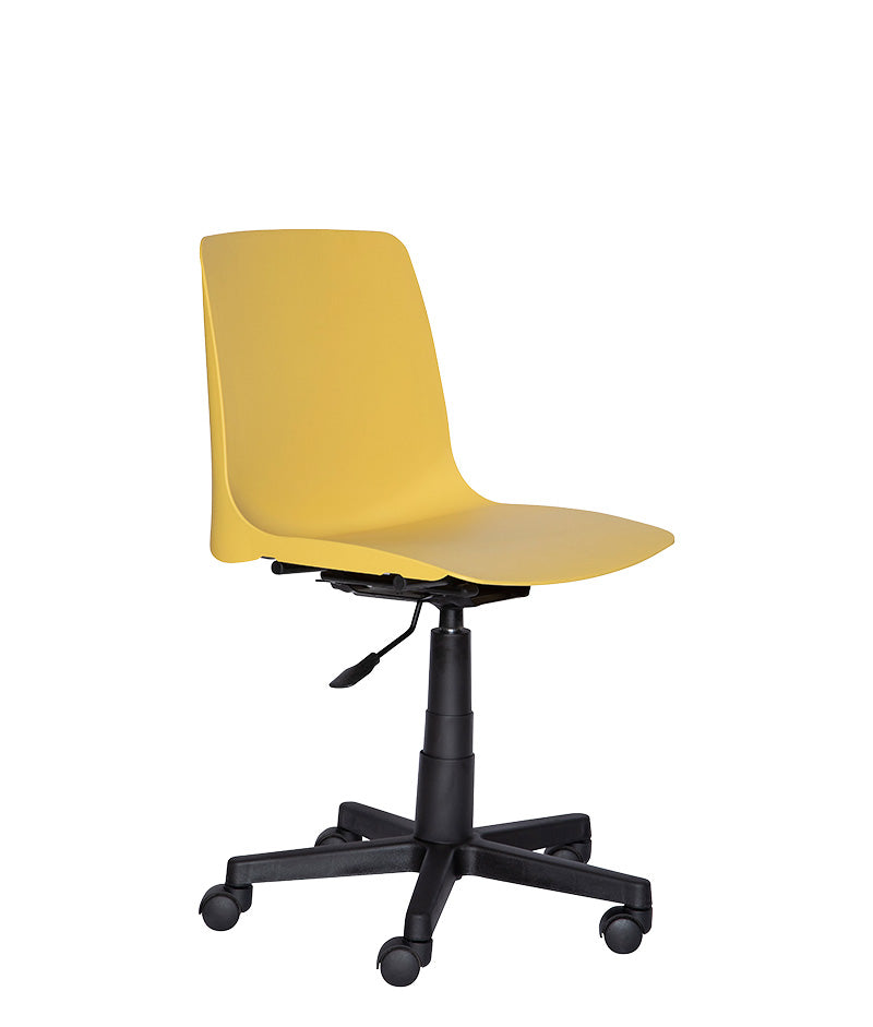 Silla de visita PL-32 en ángulo tres cuartos