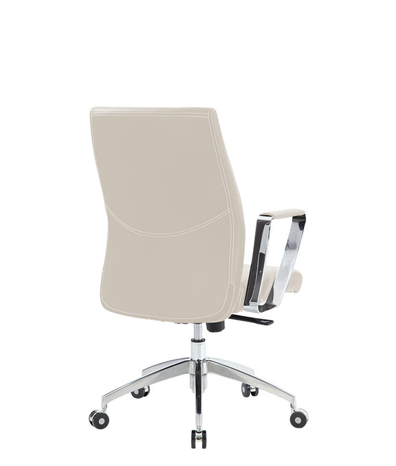 Vista en ángulo de la silla ejecutiva modelo AC-15 en color crema, ideal para oficina moderna.