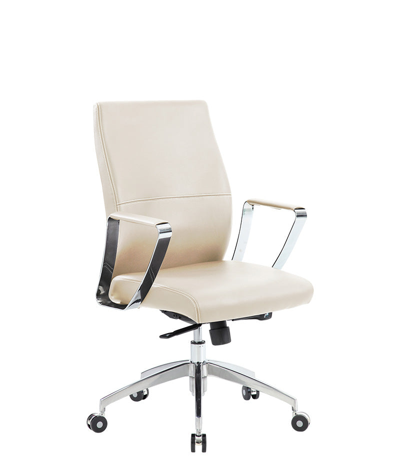 Vista en ángulo de la silla ejecutiva modelo AC-15 en color crema, ideal para oficina moderna.