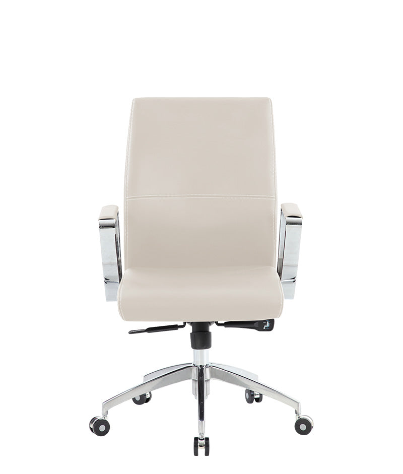 Vista de silla ejecutiva AC-15 con brazos cromados y asiento ergonómico.