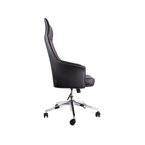 Silla ejecutiva ergonómica con base cromada.