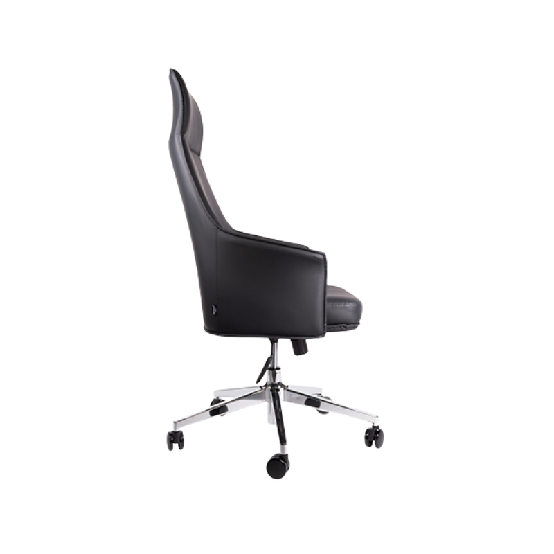 Silla ejecutiva ergonómica con base cromada.