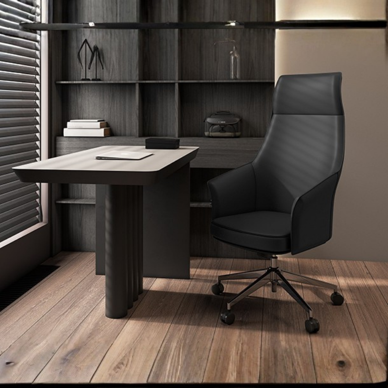 Silla ejecutiva ergonómica con base cromada.