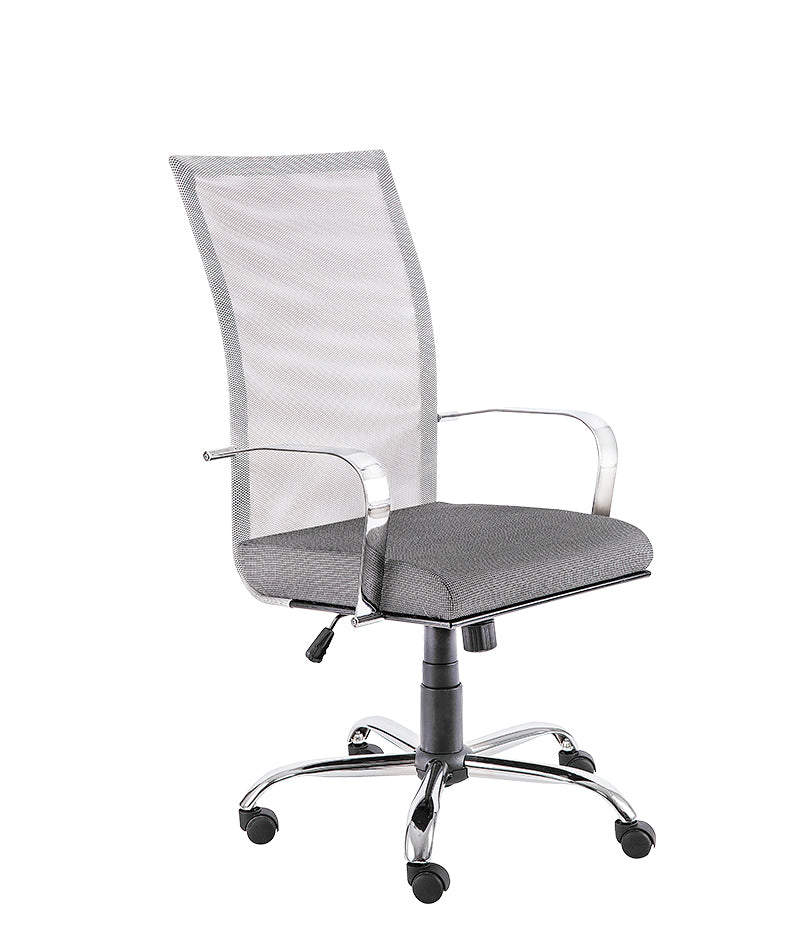 Silla ejecutiva M-150 vista frontal con respaldo alto en malla y base cromada