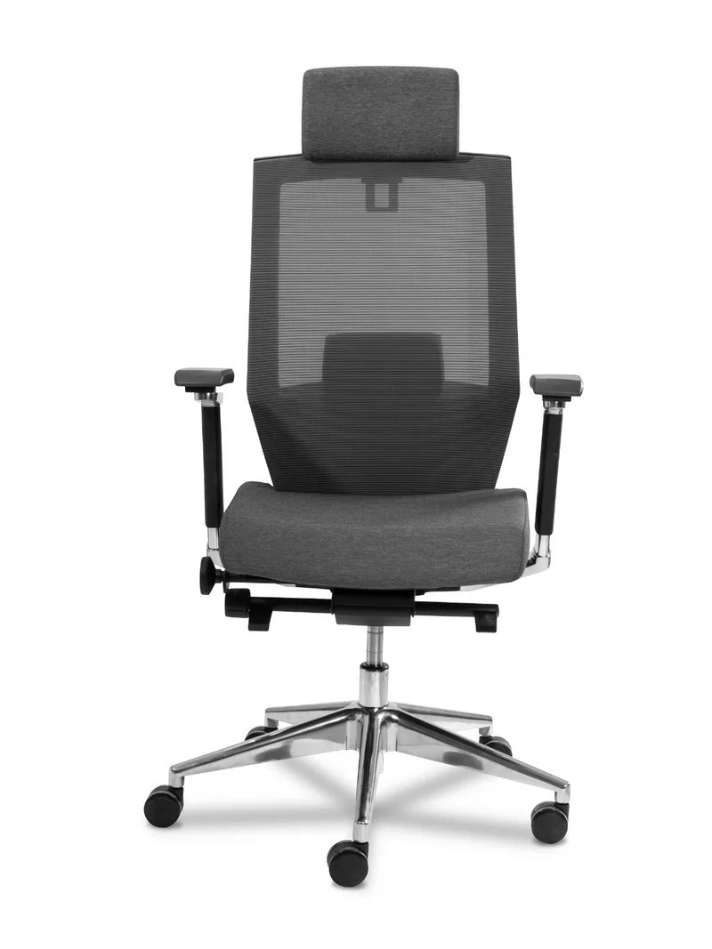 Descubre la silla ejecutiva modelo DINAMARCA de Aura Muebles. Ajustable, con soporte lumbar y ruedas giratorias, es perfecta para largas jornadas en tu escritorio. 