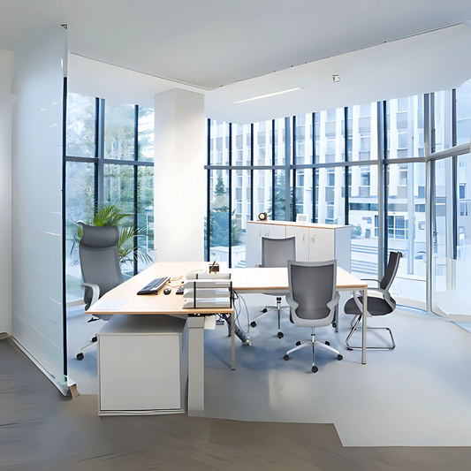La silla ejecutiva modelo EQUA OHE-185 de Aura Muebles en color gris ofrece una postura agradable durante largas horas de trabajo. Diseñada para profesionales.