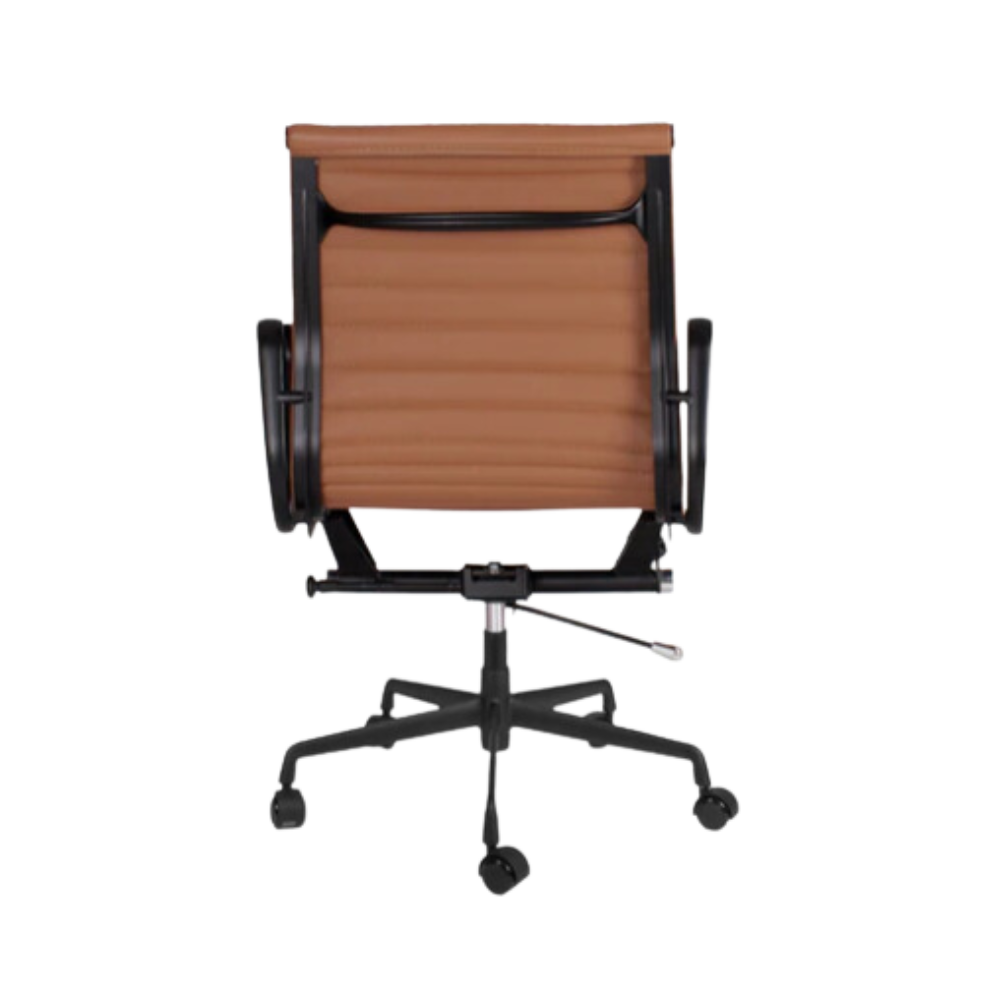 Silla ejecutiva respaldo bajo respaldo y asiento tapiz del asiento y respaldo de un solo tensado con la estructura para dar una suspensión única y adaptarse al cuerpo tapiz piel genuina italiana color café GOETZ Aura Muebles modelo OHE-204