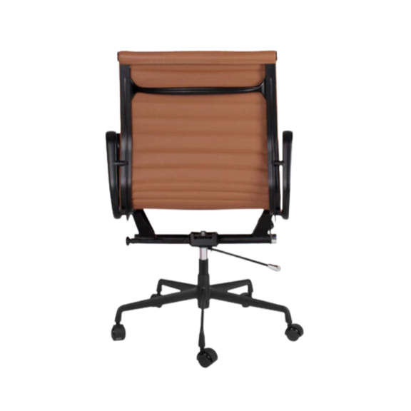 Silla ejecutiva respaldo bajo respaldo y asiento tapiz del asiento y respaldo de un solo tensado con la estructura para dar una suspensión única y adaptarse al cuerpo tapiz piel genuina italiana color café GOETZ Aura Muebles modelo OHE-204