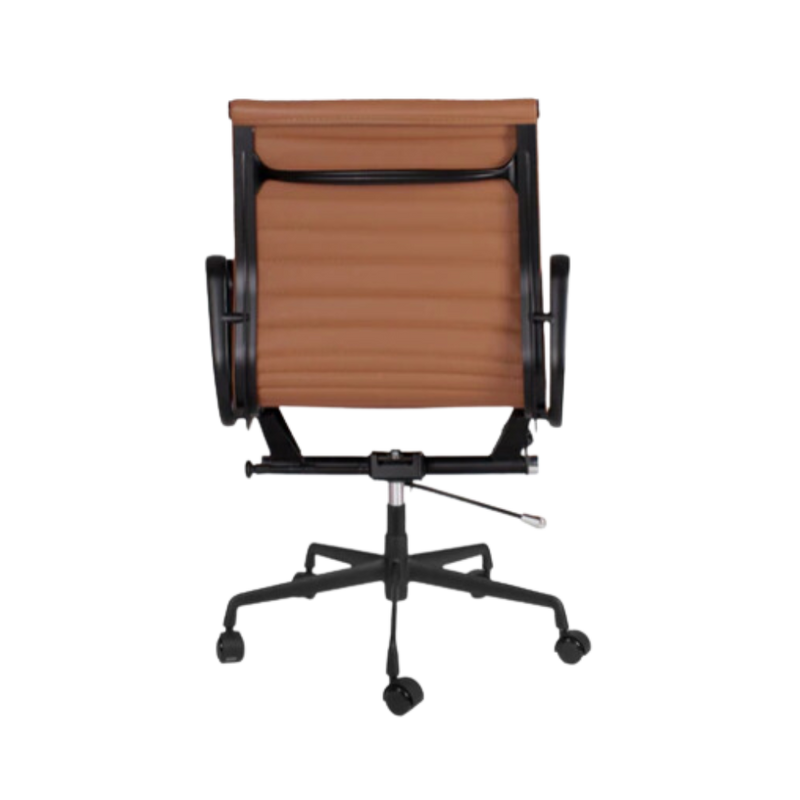 Silla ejecutiva respaldo bajo respaldo y asiento tapiz del asiento y respaldo de un solo tensado con la estructura para dar una suspensión única y adaptarse al cuerpo tapiz piel genuina italiana color café GOETZ Aura Muebles modelo OHE-204