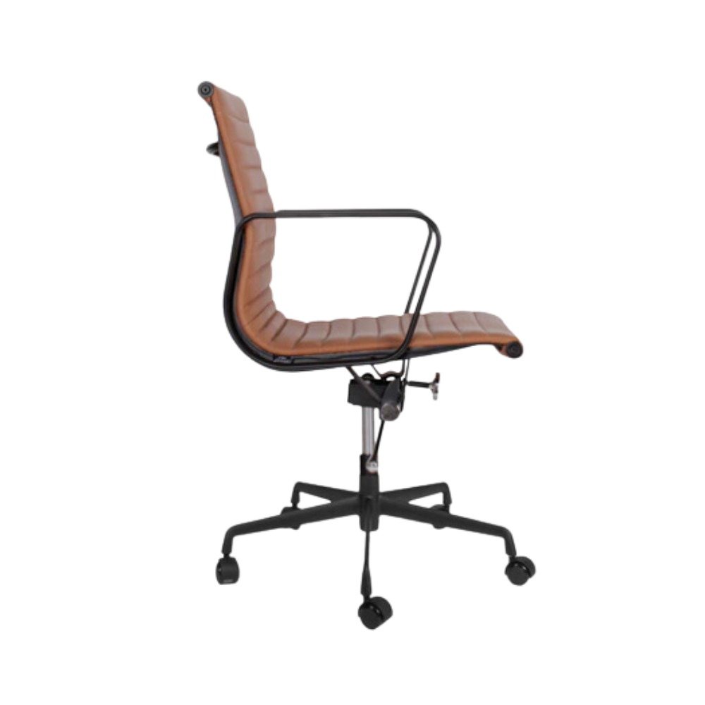 Silla ejecutiva respaldo bajo respaldo y asiento tapiz del asiento y respaldo de un solo tensado con la estructura para dar una suspensión única y adaptarse al cuerpo tapiz piel genuina italiana color café GOETZ Aura Muebles modelo OHE-204