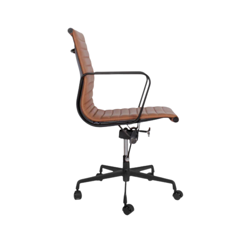 Silla ejecutiva respaldo bajo respaldo y asiento tapiz del asiento y respaldo de un solo tensado con la estructura para dar una suspensión única y adaptarse al cuerpo tapiz piel genuina italiana color café GOETZ Aura Muebles modelo OHE-204