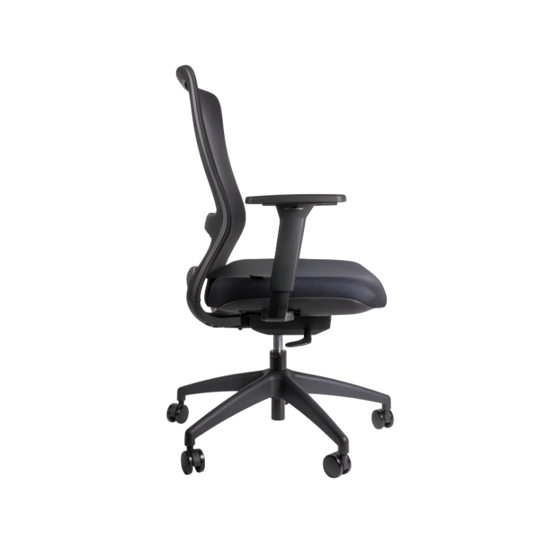 Descubre nuestra silla ejecutiva modelo WICKER OHE-139 de Aura Muebles. Diseñada ergonómicamente para brindar soporte a tu espalda mientras trabajas.
