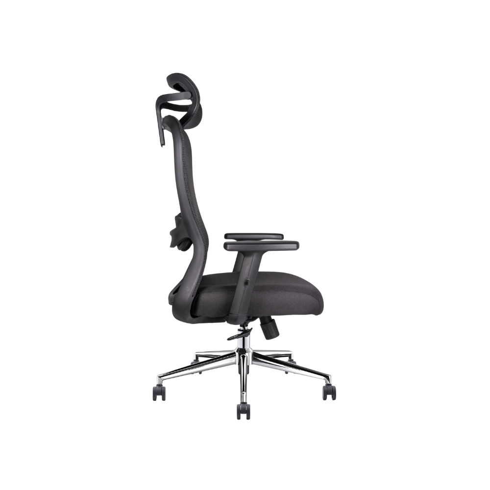 Silla ejecutiva negra OHE-905 vista lateral con brazos ajustables y base cromada