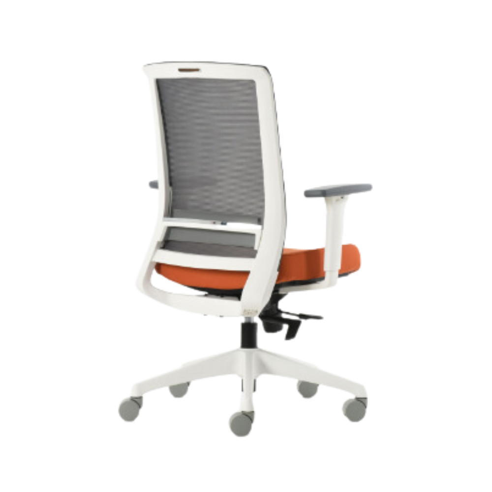 Silla operativa de respaldo alto estructura fabricada en color blanco brazos 3d con ajuste de altura profundidad y giro en color blanco con pad en color gris base de 5 puntas con rodajas de 60 mm en color negro Aura Muebles modelo BM 7701 BL