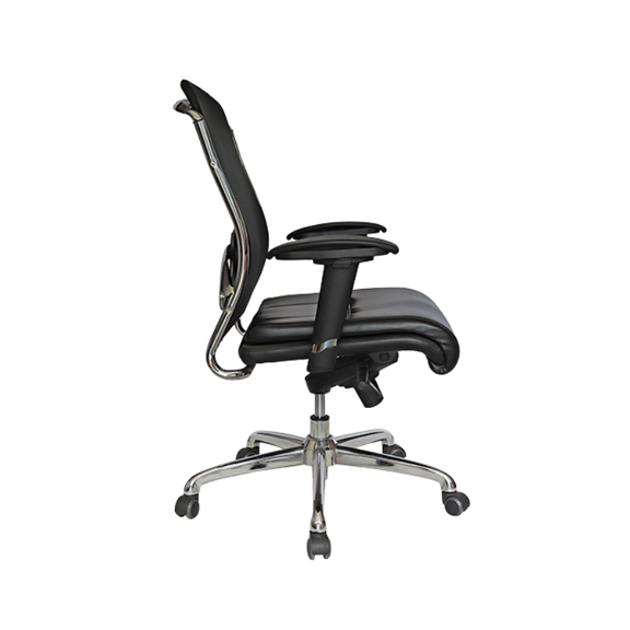 Silla de oficina con respaldo en malla y base cromada.