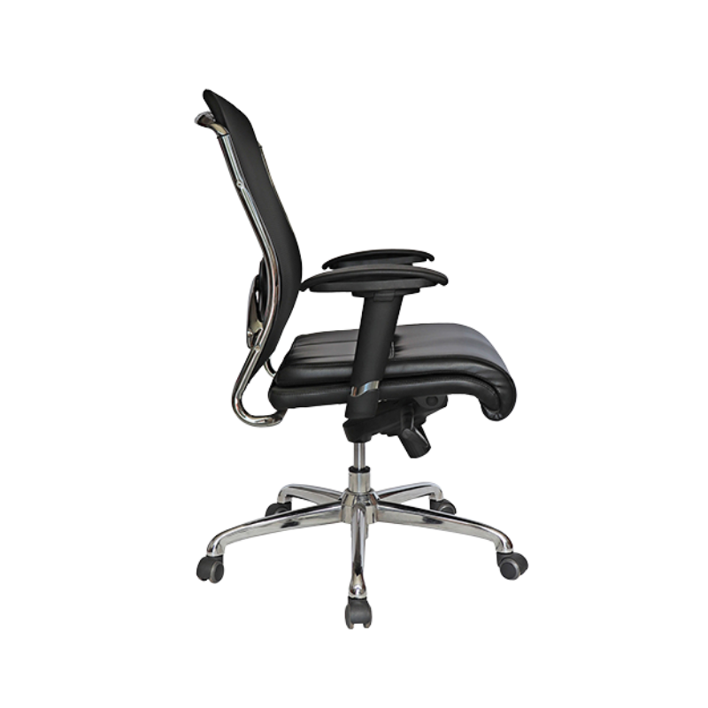 Silla de oficina con respaldo en malla y base cromada.