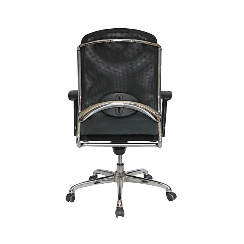 Silla de oficina con respaldo en malla y base cromada.