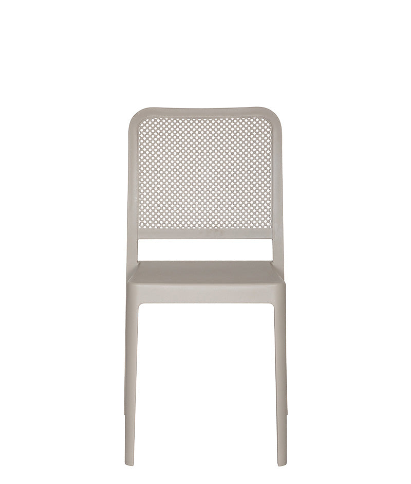 Vista frontal de la silla para exterior AR-401A con respaldo calado.