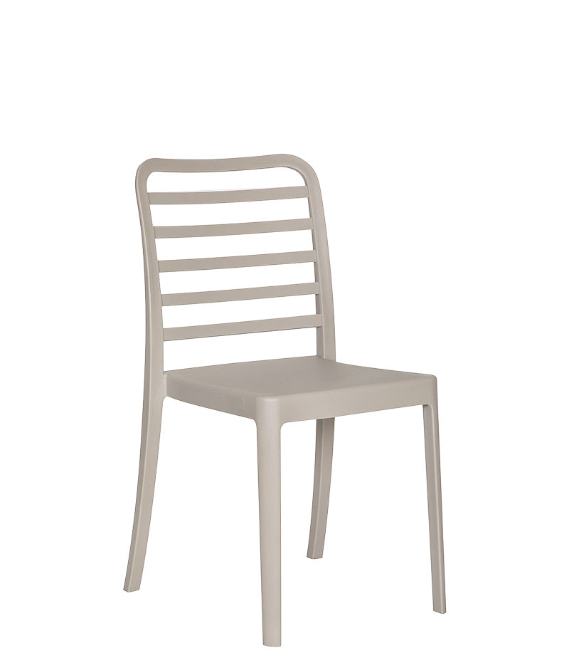 Vista en ángulo de la silla para exterior modelo AR-402A con diseño moderno