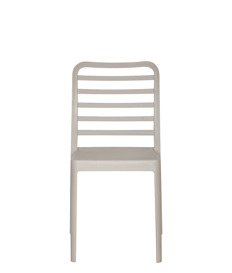 Vista frontal de la silla para exterior AR-402A, diseño de respaldo horizontal