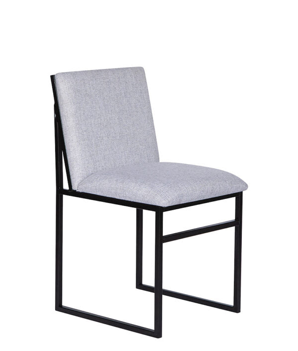 Vista en ángulo de la silla para restaurante modelo AR-160 con estructura metálica negra y tapizado gris claro