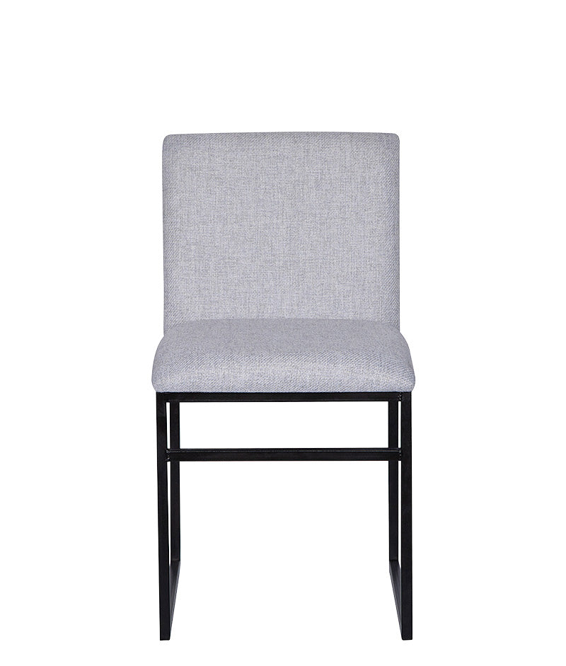 Vista frontal de la silla para restaurante AR-160, mostrando respaldo acolchado y base metálica