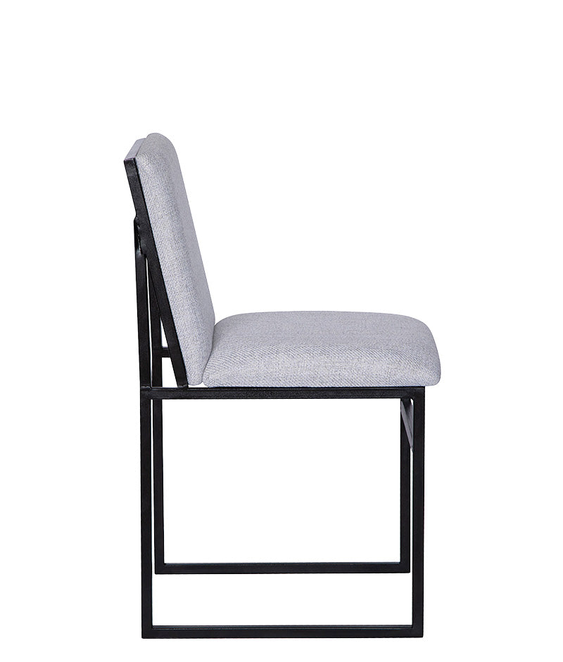 Vista lateral de la silla para restaurante AR-160 con diseño cuadrado y asiento tapizado