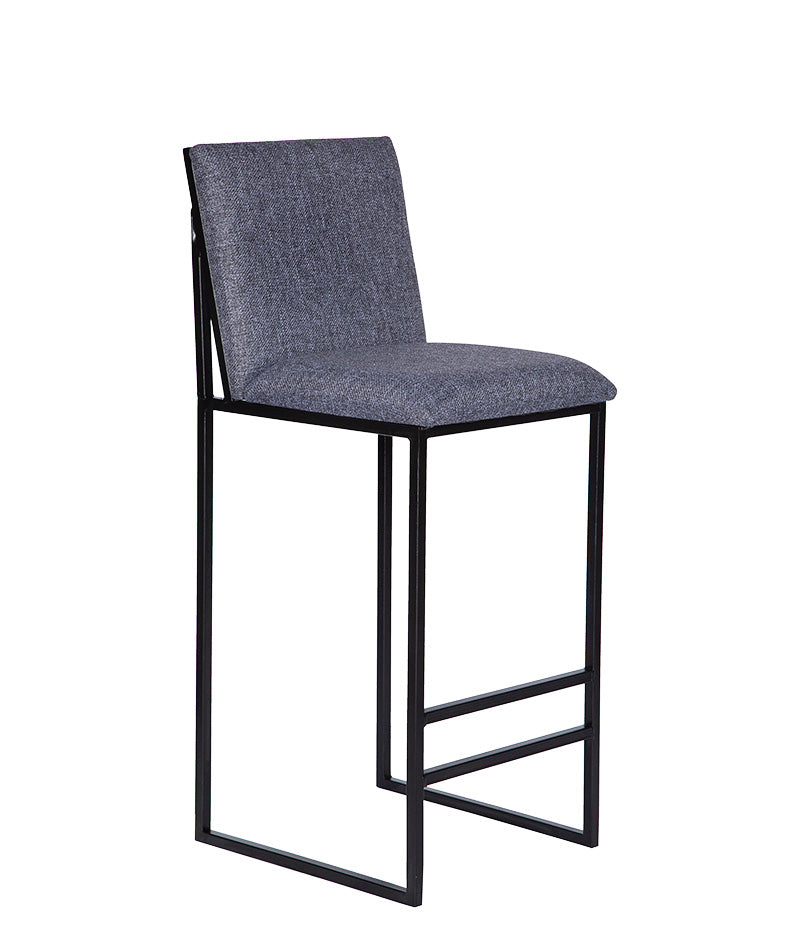 Vista tres cuartos de silla para restaurante modelo AR-165 con tapizado gris oscuro