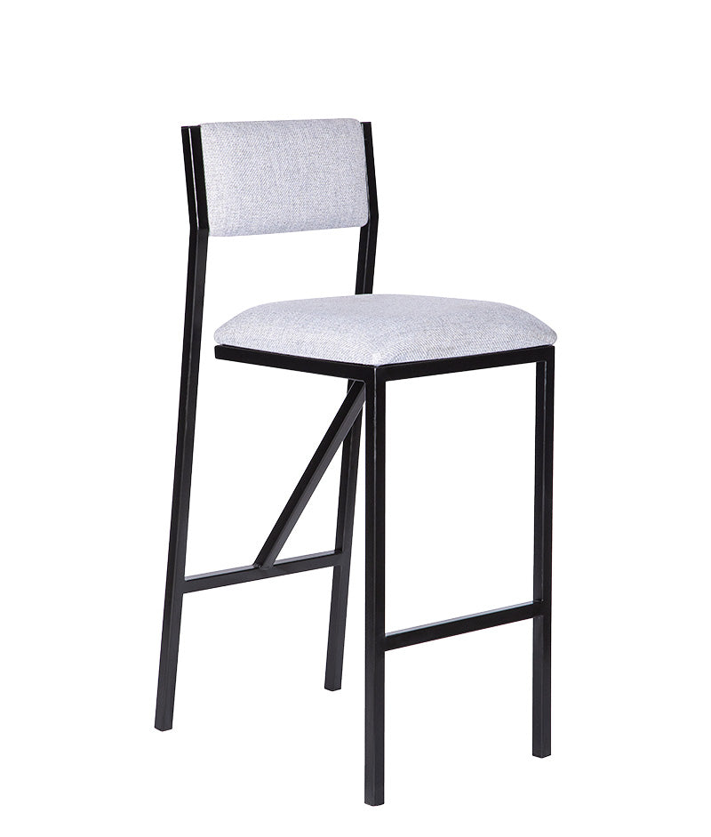 Silla para restaurante AR-175 en ángulo 3/4 con respaldo tapizado y descansa pies.