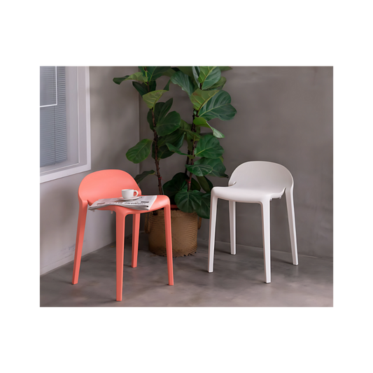 Esta silla para restaurante baja modelo JOYOUS es resistente a los rayos UV y está diseñada para soportar condiciones climáticas extremas Fabricada con materiales duraderos esta silla es ideal para uso en exteriores y garantiza una larga vida útil Aura Muebles modelo OHV-81